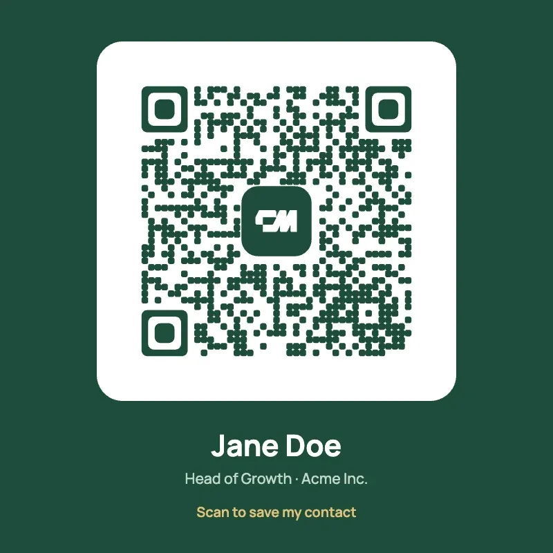 Un QR code vCard quadrato su un pannello colorato con nome e ruolo sotto, per slide e firme email