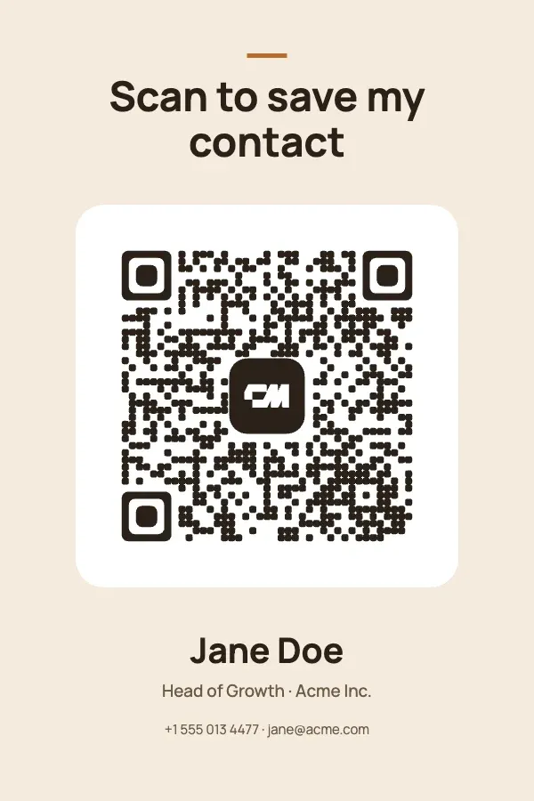 Un cartello da tavolo verticale con la scritta Scansiona per salvare il mio contatto sopra un grande QR code vCard e il nome della persona