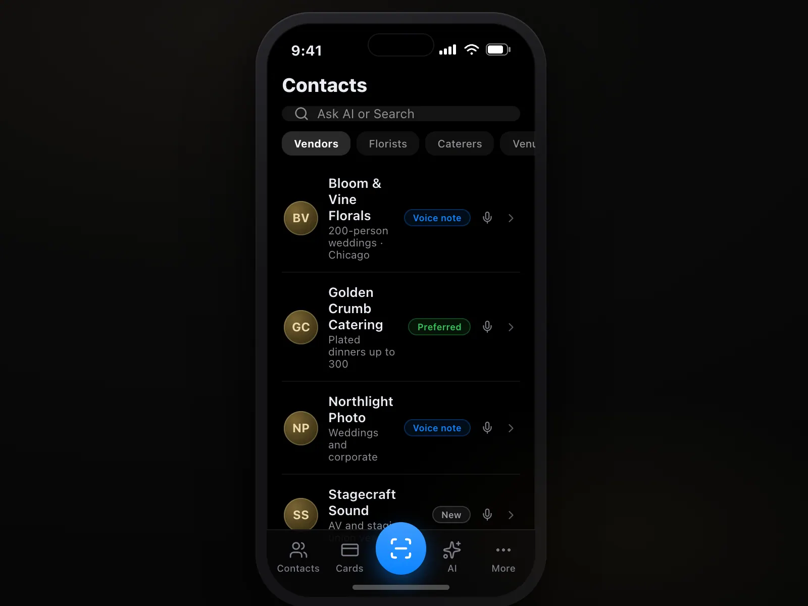 L'écran des contacts ConnectMachine avec des groupes de prestataires et une note vocale sur chacun