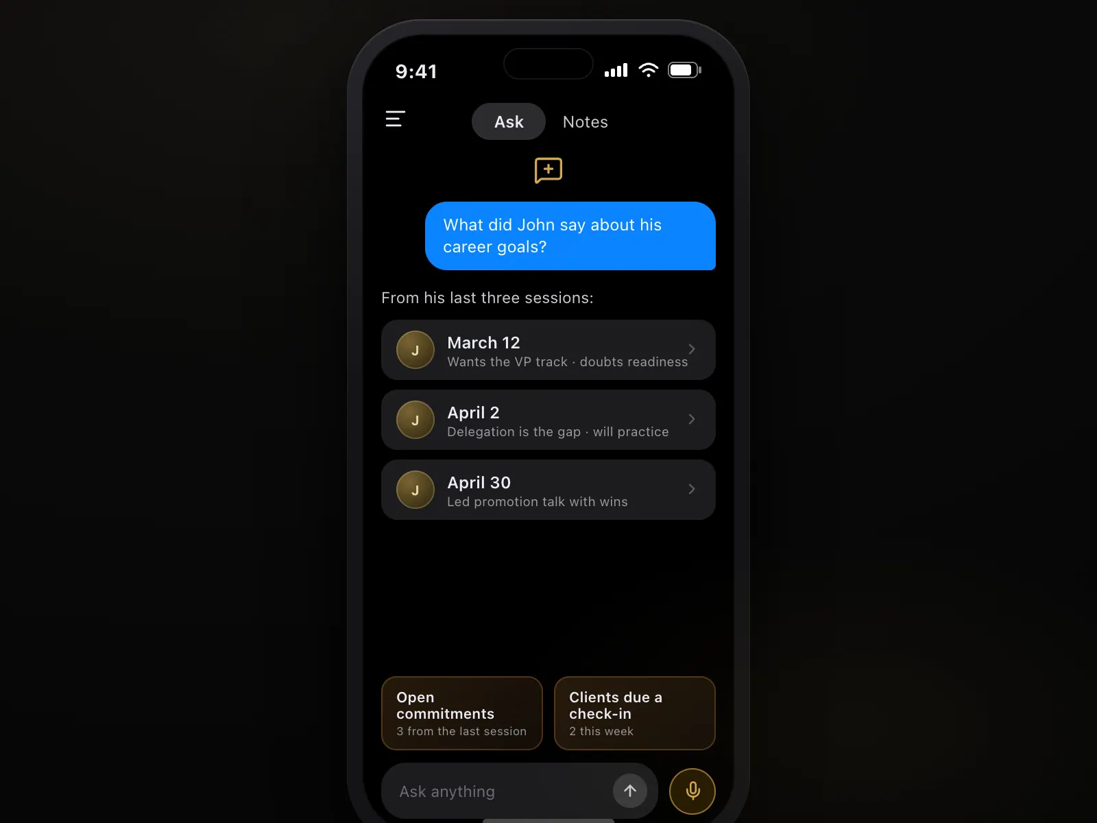 L'AI Concierge ricorda su un telefono cosa un cliente ha detto sui suoi obiettivi di carriera nell'arco di tre sessioni